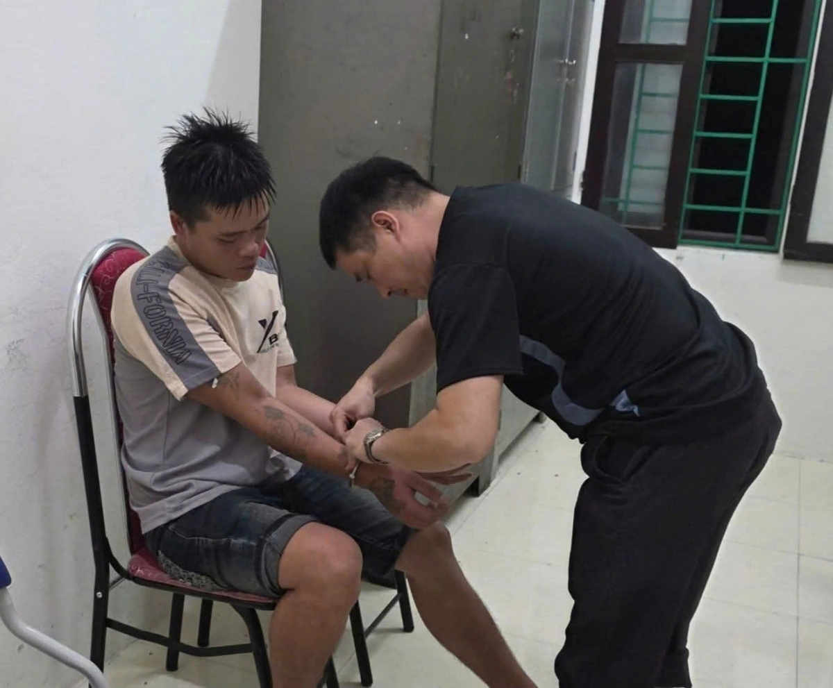 chan duong, boi ot vao mat nan nhan de cuop tai san hinh anh 1