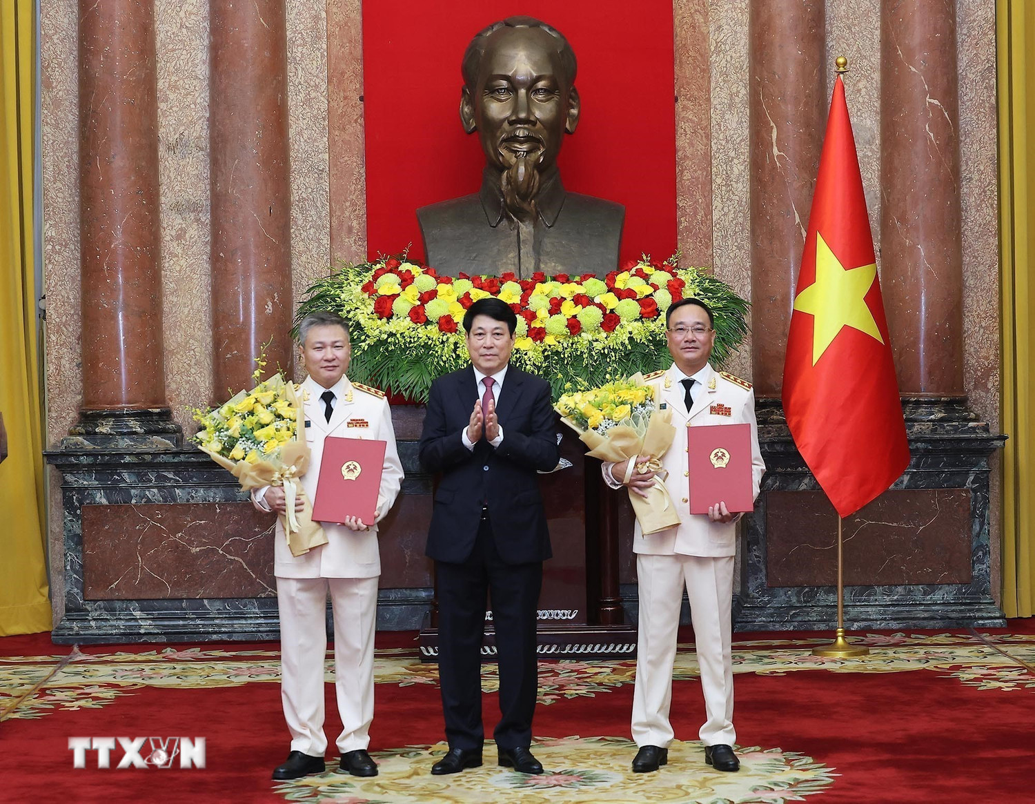 chu tich nuoc trao quyet dinh thang quan ham cap bac ham dai tuong thuong tuong cho cac lanh dao bo quoc phong va bo cong an 8147242 2.jpg