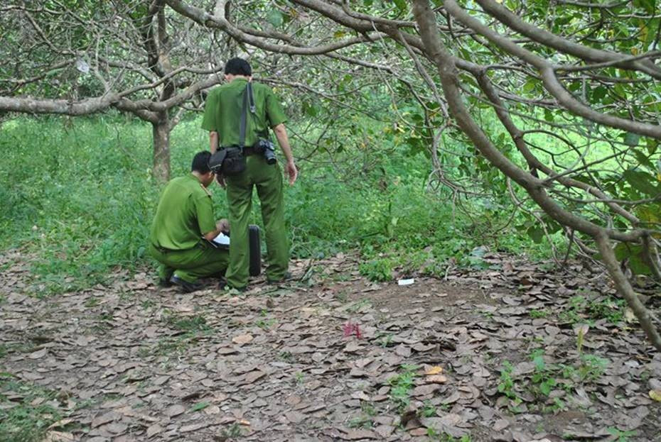 Nơi cháu H. được tìm thấy là khu vực đồi vắng vẻ, ít người qua lại. Vào thời điểm trước, trong và sau khi vụ án xảy ra hầu như không có nhân chứng trực tiếp. Các tổ trinh sát đã tiến hành rà soát toàn bộ khu vực xung quanh, nhưng chẳng thu thập được thông tin nào có giá trị. Các điều tra viên sau khi phân tích đã nhận định đây là vụ án bột phát, không liên quan đến các mâu thuẫn xã hội, gia đình hay thù tức cá nhân. Đối tượng gây án phải là người thông thạo địa bàn, biết nơi nào vắng vẻ để ra tay. (Ảnh minh họa, nguồn internet) .