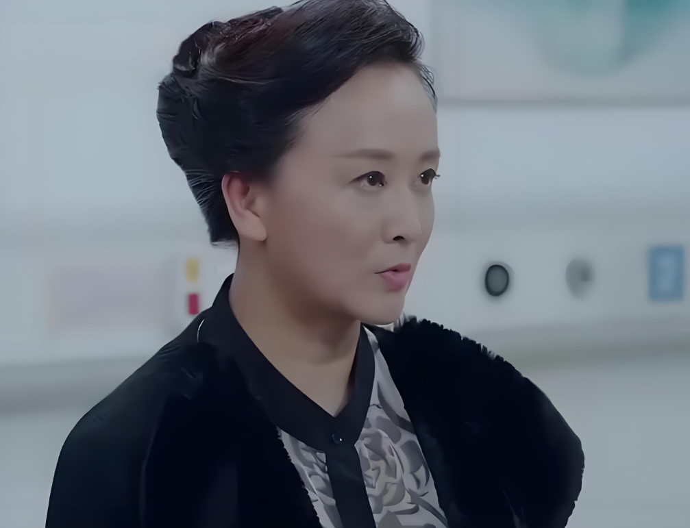 Mỗi lần thấy con dâu sắm sửa mà tôi xót tiền thay con trai, ai ngờ một câu nói của con làm tôi ê chề đến tận tim gan- Ảnh 1.