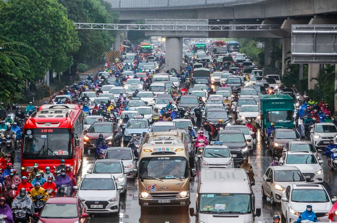 Hà Nội cần làm gì trước khi cấm xe máy chạy xăng trong Vành đai 1?- Ảnh 1.