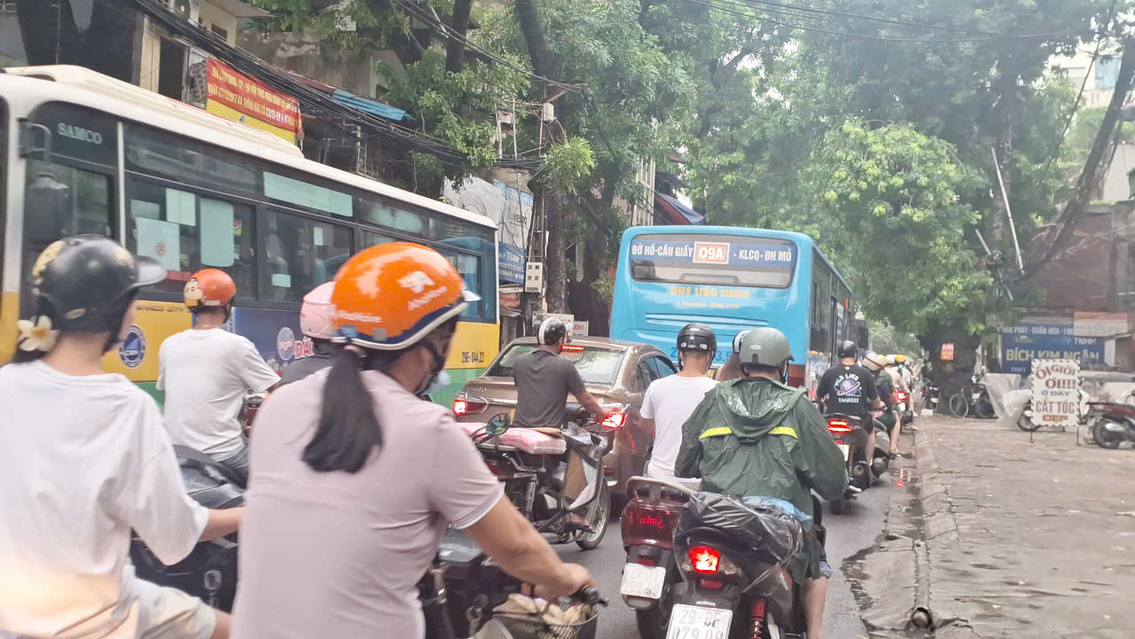 Người dân sống trong Vành đai 1 Hà Nội nói gì về cấm xe máy chạy xăng?- Ảnh 1.