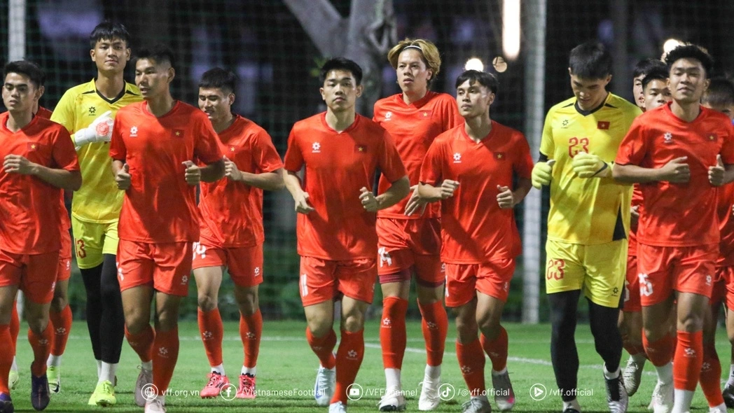 u23 viet nam gap su co trong buoi tap dau tien tai indonesia hinh anh 1
