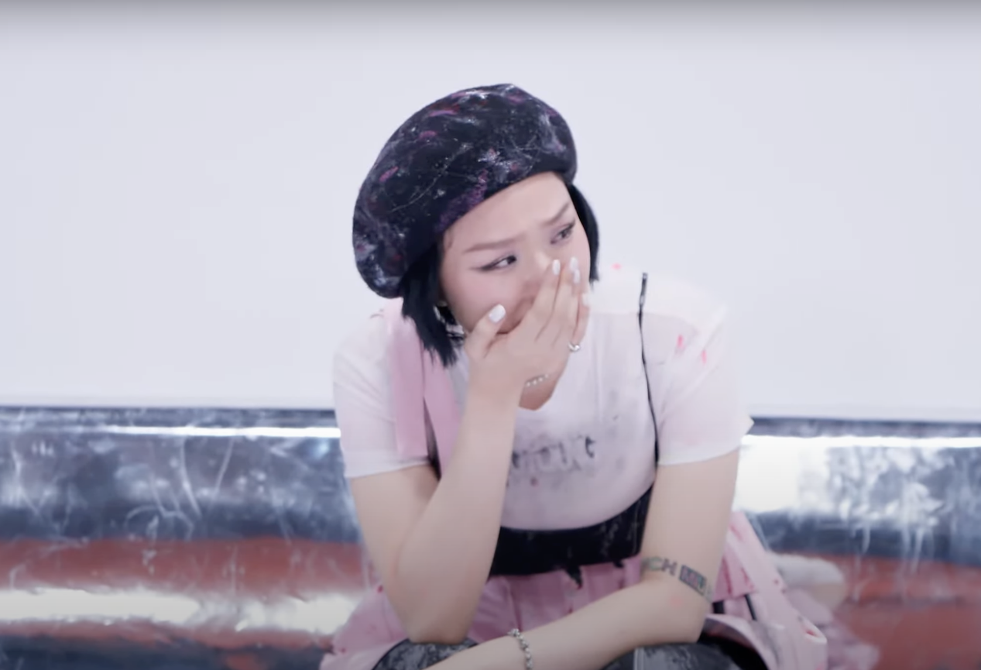 15-1752546332-miu-le-dang-nam-chuoi-ky-luc-khong-ai-muon-giu-tai-em-xinh-say-hi.png
