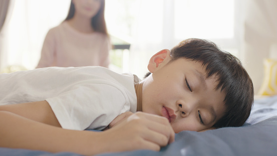 "Con bao nhiêu tuổi thì không nên ngủ cùng mẹ nữa?": Vấn đề tưởng nhỏ nhưng ảnh hưởng đến cả tương lai đứa trẻ - Ảnh 3.