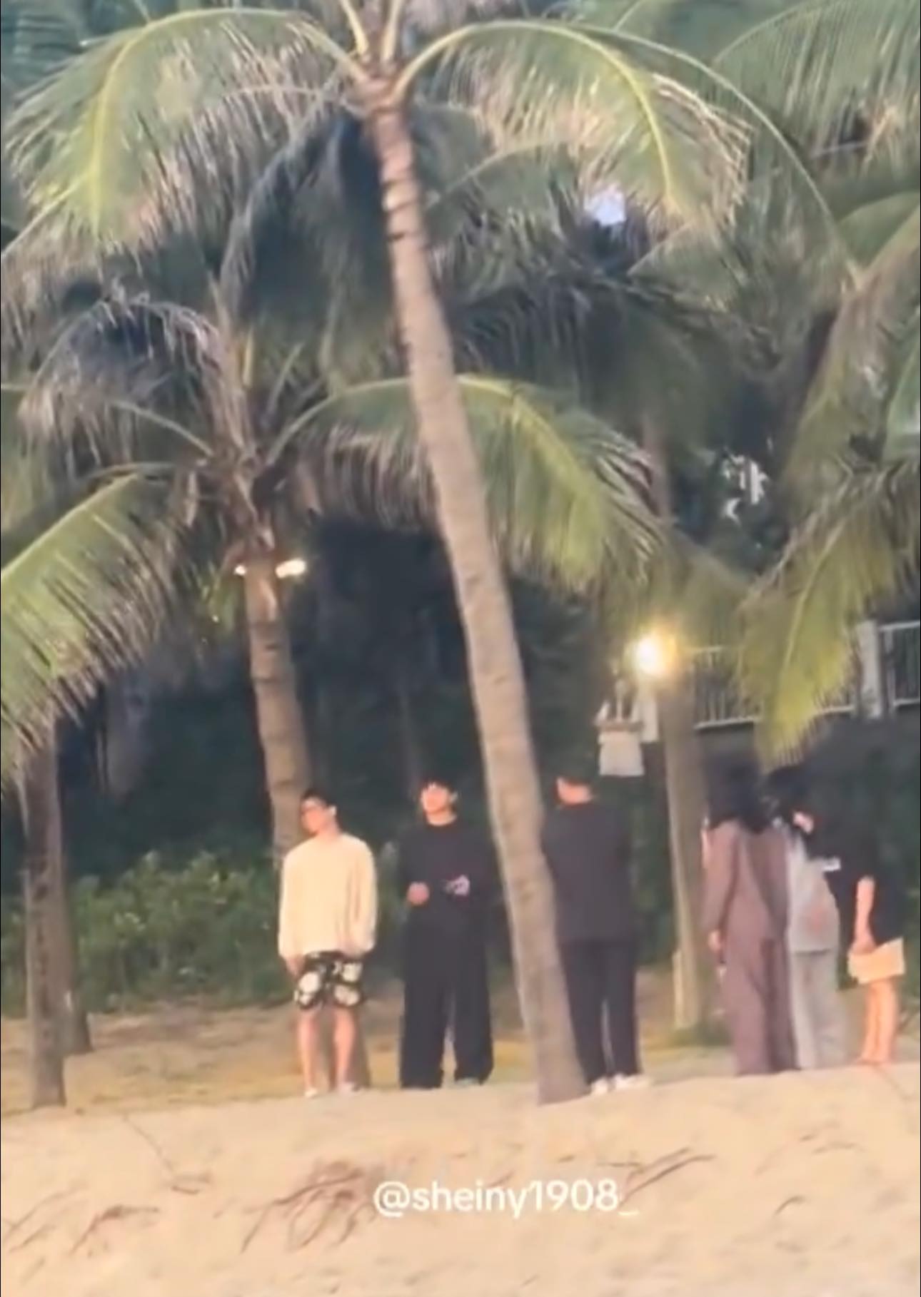 15-1752548717-cap-trai-dep-bts-sung-nguoi-khi-bi-nguoi-dan-ong-la-lam-1-viec-tai-da-nang.jpg