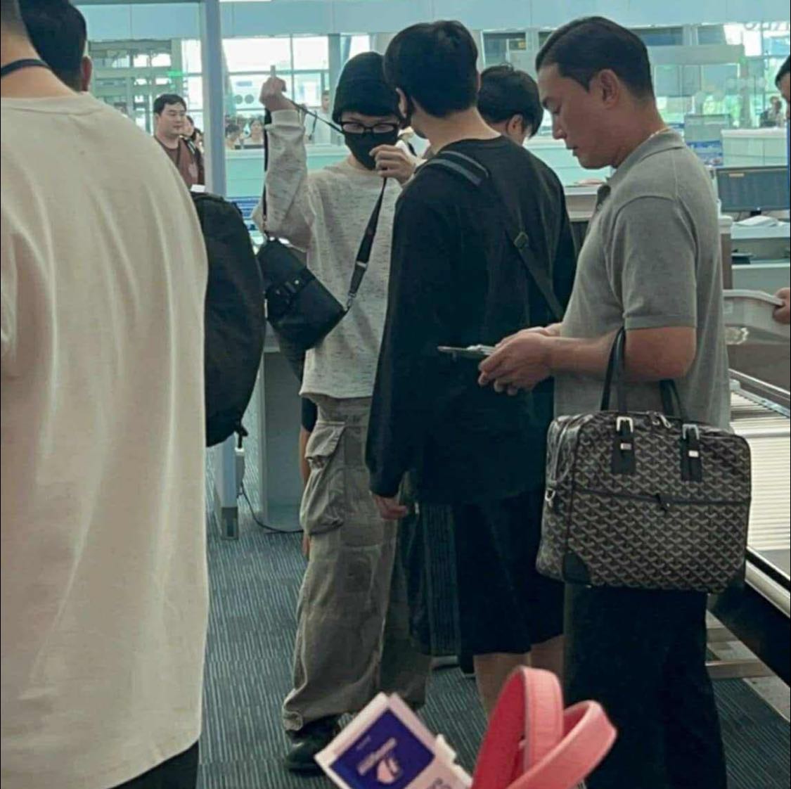 15-1752548717-cap-trai-dep-bts-sung-nguoi-khi-bi-nguoi-dan-ong-la-lam-1-viec-tai-da-nang.jpg