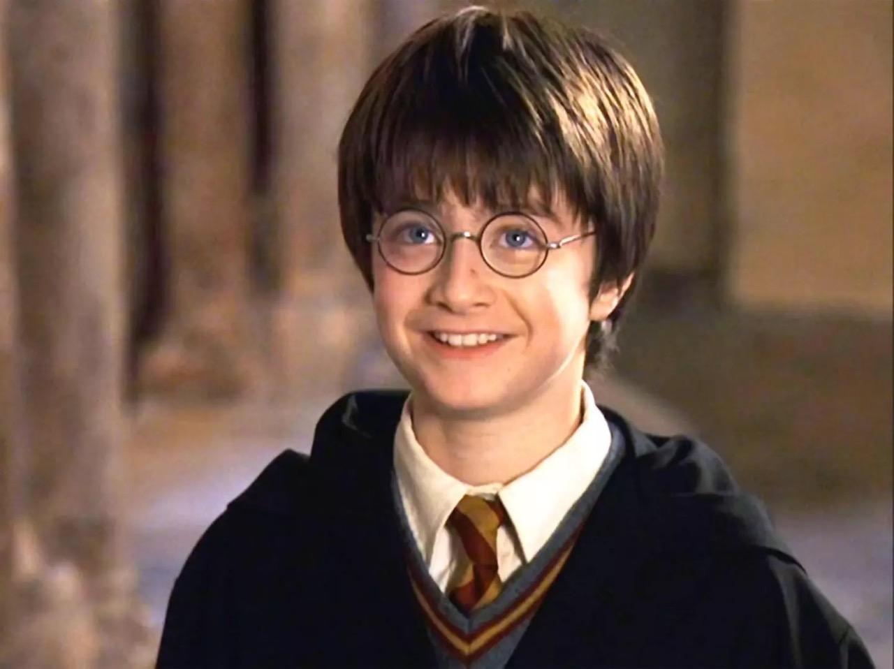 15-1752550133-lo-dien-harry-potter-phien-ban-moi-dep-gap-tram-lan-ban-goc-xe-truyen-buoc-ra-la-day-chu-dau.jpg