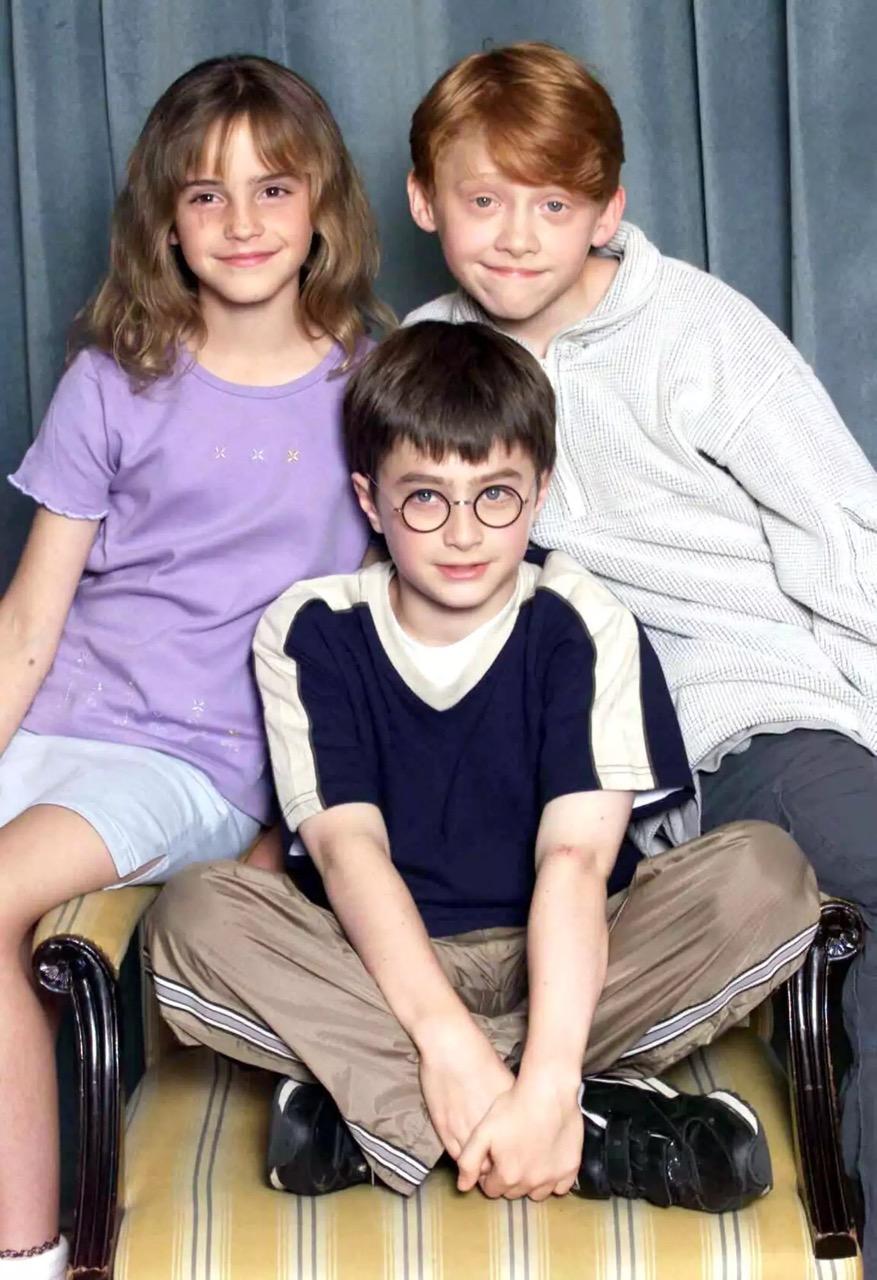 15-1752550133-lo-dien-harry-potter-phien-ban-moi-dep-gap-tram-lan-ban-goc-xe-truyen-buoc-ra-la-day-chu-dau.jpg