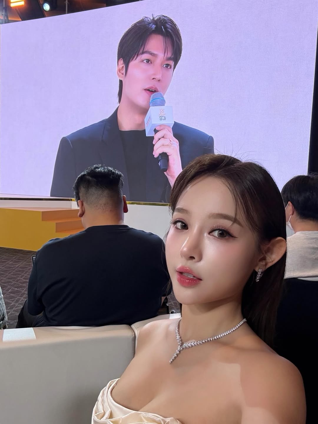 Clip: Mỹ nhân Việt đẹp đến mức khiến Lee Min Ho phải 2 lần ngắm nghía không rời tại sự kiện- Ảnh 2.