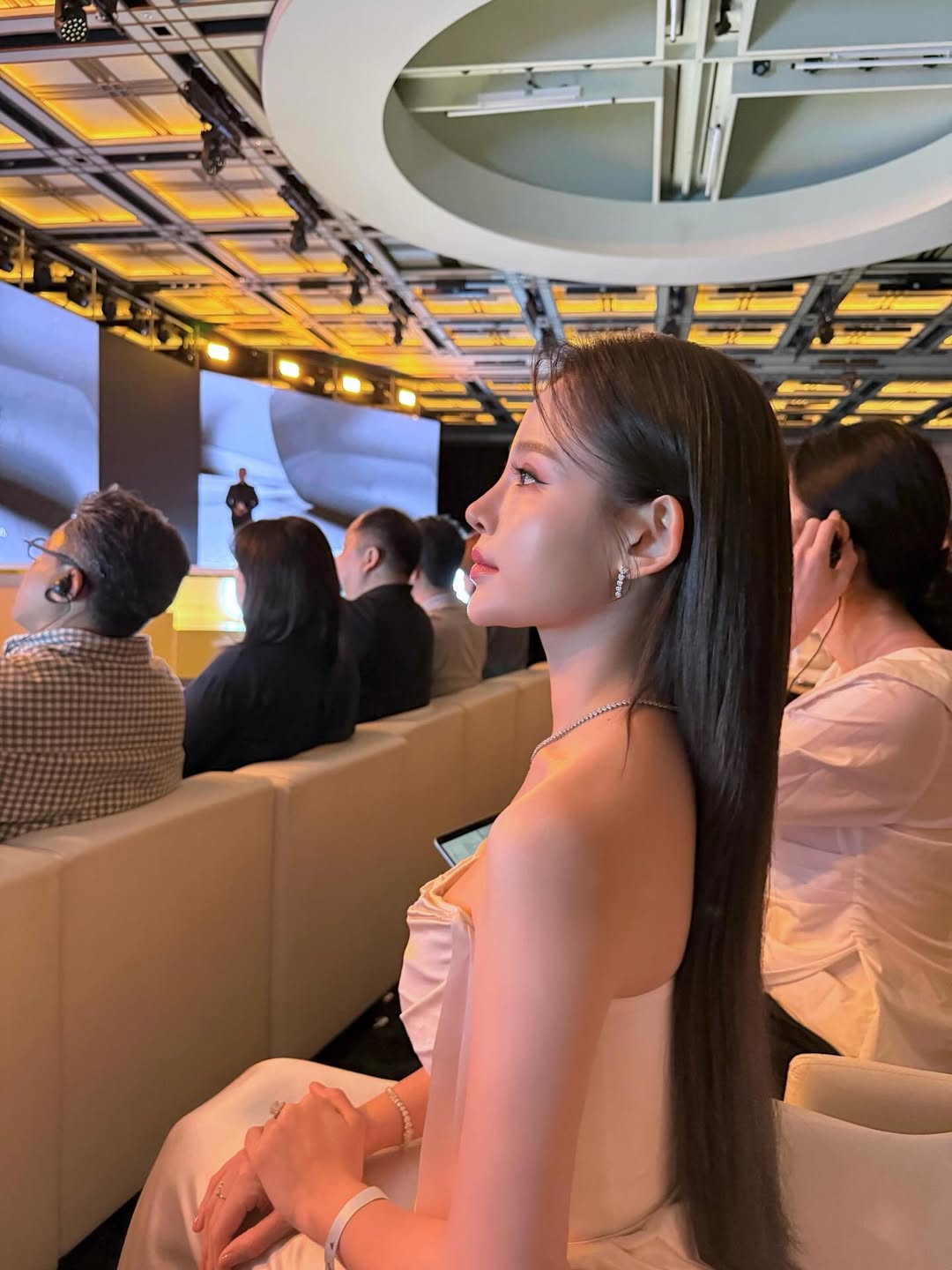 Clip: Mỹ nhân Việt đẹp đến mức khiến Lee Min Ho phải 2 lần ngắm nghía không rời tại sự kiện- Ảnh 3.