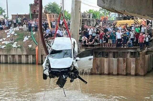 Vụ ô tô lao xuống sông sau khi tông 2 xe máy khiến 3 người chết: Thông tin bất ngờ về người cầm lái - Ảnh 1.