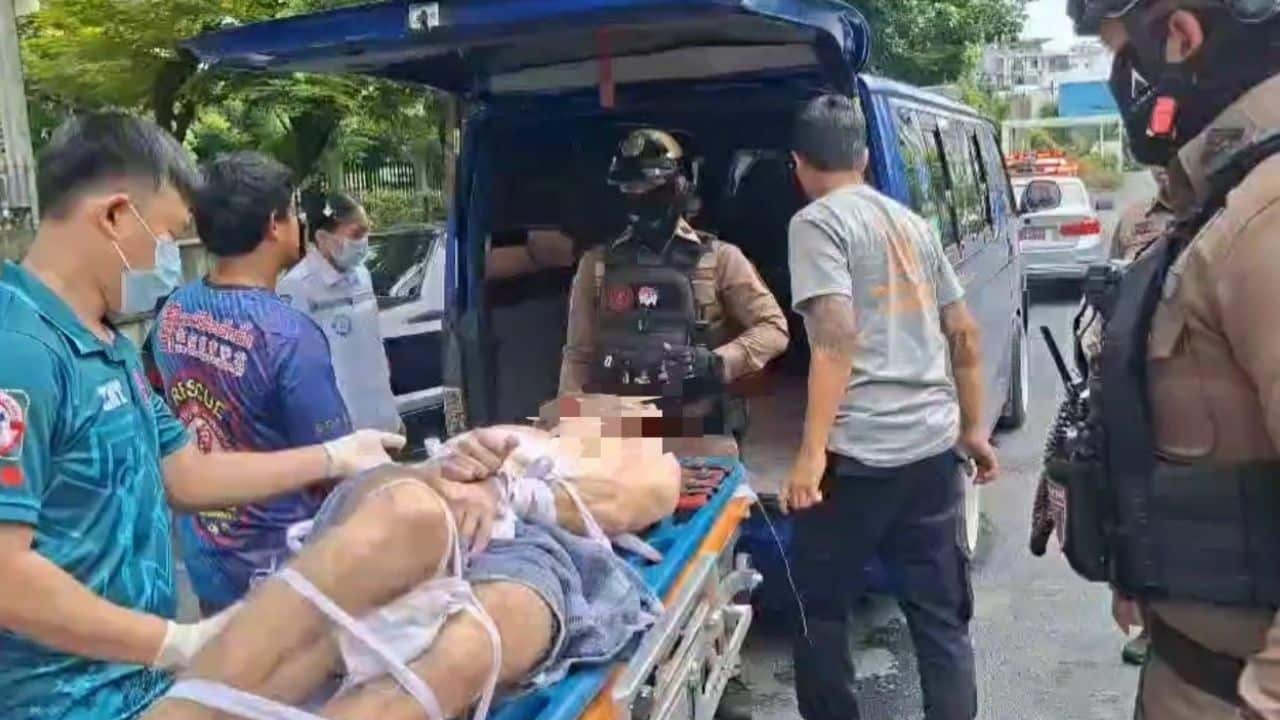 Người đàn ông khỏa thân mắc kẹt dưới cống với hành vi kỳ lạ khó hiểu - Ảnh 3.