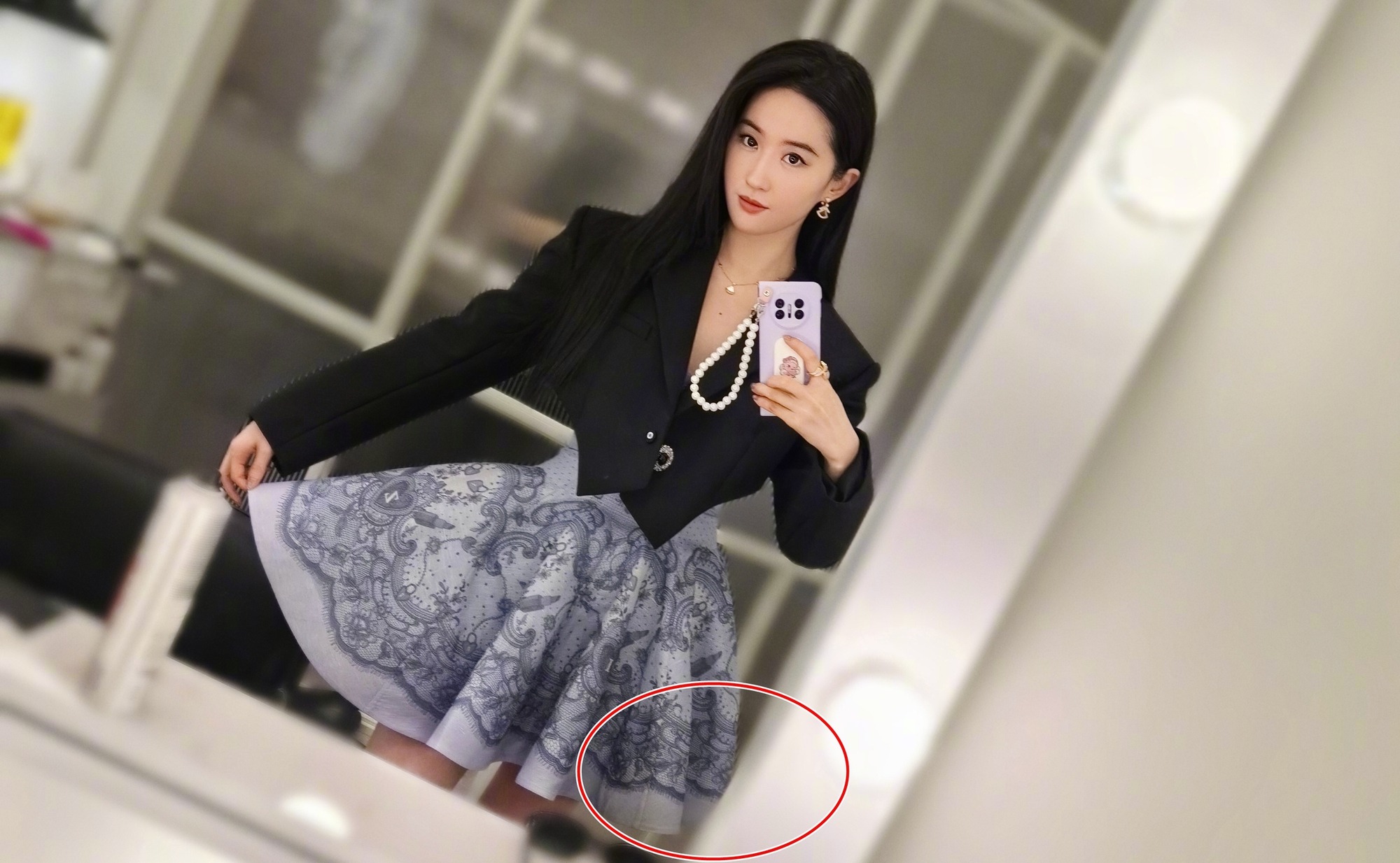 Lưu Diệc Phi bị bóc
