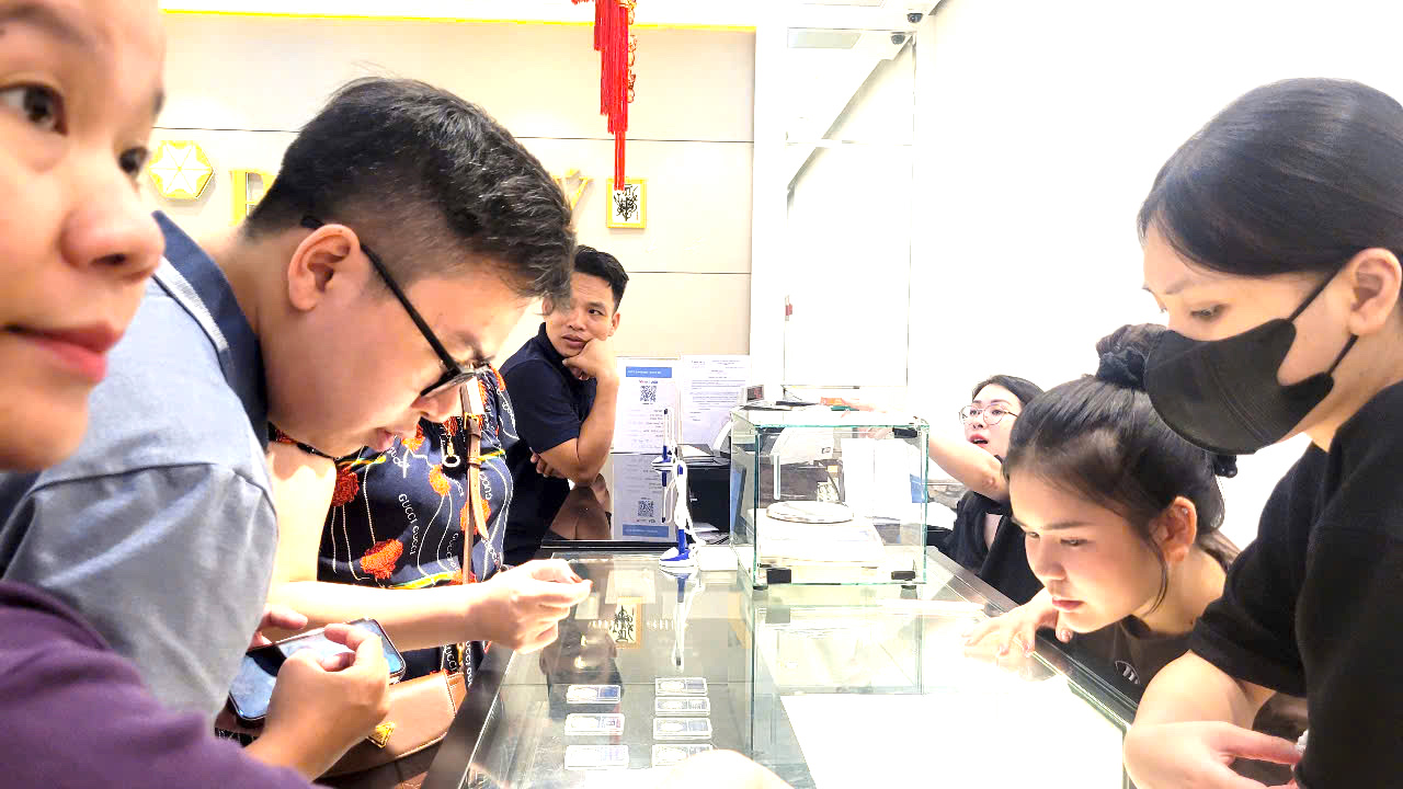 Cơn sốt bạc thỏi và bạc miếng: Nhà đầu tư mới đổ xô tham gia - Ảnh 2.