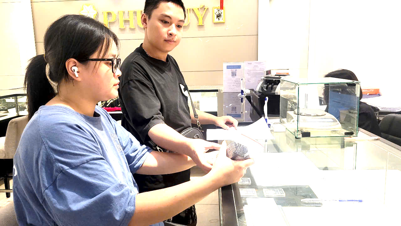 Cơn sốt bạc thỏi và bạc miếng: Nhà đầu tư mới đổ xô tham gia - Ảnh 3.