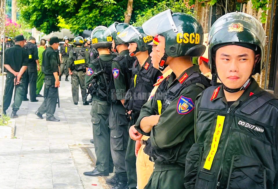 15-1752581304-hang-chuc-canh-sat-xuat-hien-truoc-nha-em-trai-trum-giang-ho-dat-ma-o-thanh-hoa.jpeg