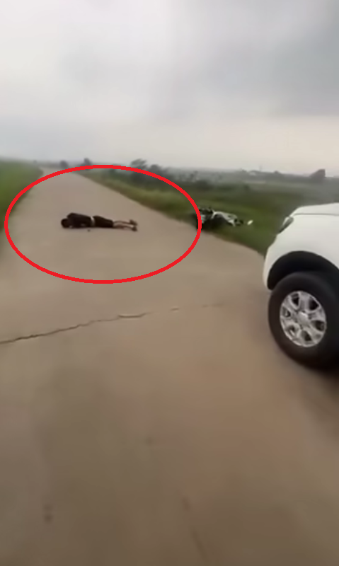 Người đàn ông bị sét đánh tử vong ở Bắc Ninh: Đoạn clip khiến nhiều người hoảng sợ - Ảnh 1.