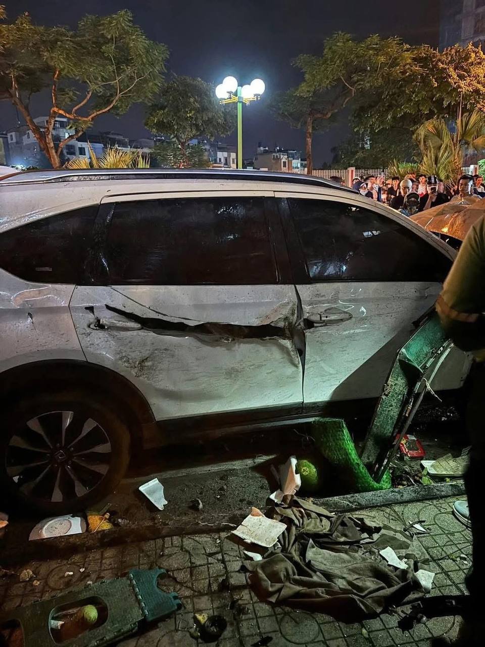 Hà Nội: Hiện trường kinh hoàng vụ ô tô tông liên hoàn 2 xe con và 5 xe máy khiến 1 người tử vong, nhiều người bị thương- Ảnh 5.