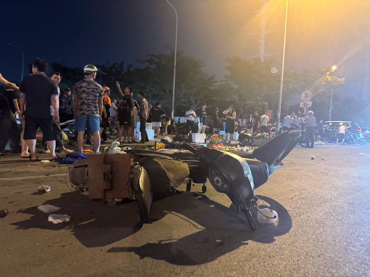 Hà Nội: Hiện trường kinh hoàng vụ ô tô tông liên hoàn 2 xe con và 5 xe máy khiến 1 người tử vong, nhiều người bị thương- Ảnh 8.
