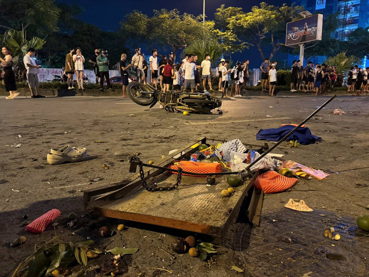 Hà Nội: Hiện trường kinh hoàng vụ ô tô tông liên hoàn 2 xe con và 5 xe máy khiến 1 người tử vong, nhiều người bị thương- Ảnh 9.