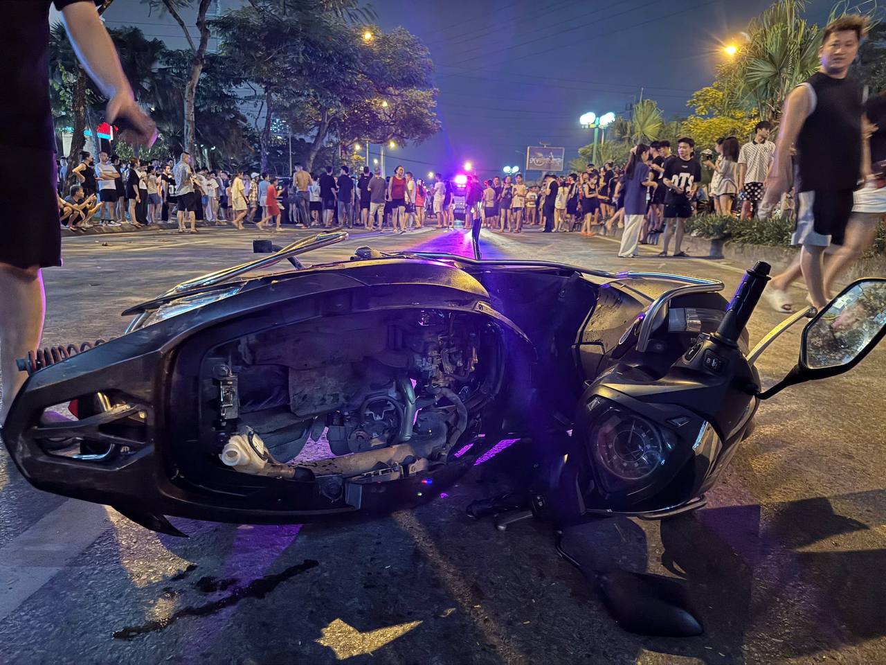 Hà Nội: Hiện trường kinh hoàng vụ ô tô tông liên hoàn 2 xe con và 5 xe máy khiến 1 người tử vong, nhiều người bị thương- Ảnh 10.