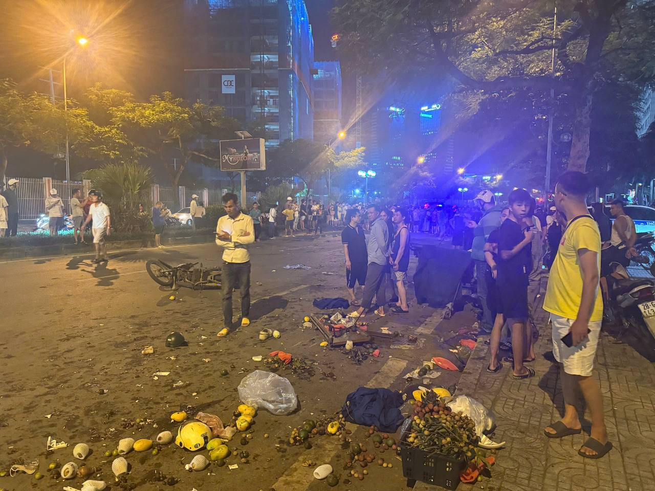 Hà Nội: Hiện trường kinh hoàng vụ ô tô tông liên hoàn 2 xe con và 5 xe máy khiến 1 người tử vong, nhiều người bị thương- Ảnh 11.