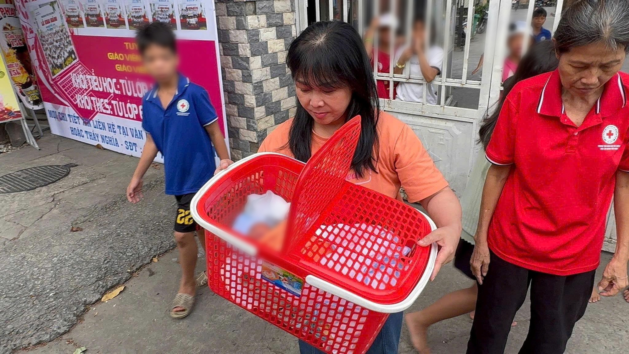 TP.HCM: Bức xúc trước hình ảnh cặp đôi bỏ lại bé trai sơ sinh trước cổng trung tâm nhân đạo rồi vội vã bỏ đi - Ảnh 1.