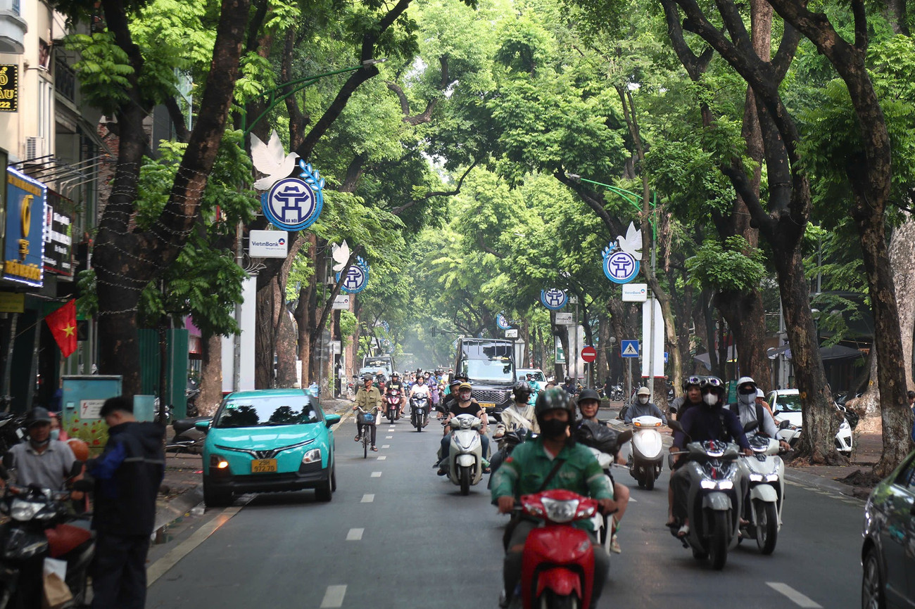 du-khach-den-cac-bieu-tuong-cua-ha-noi-the-nao-khi-cam-xe-xang-trong-vanh-dai-1-13.png