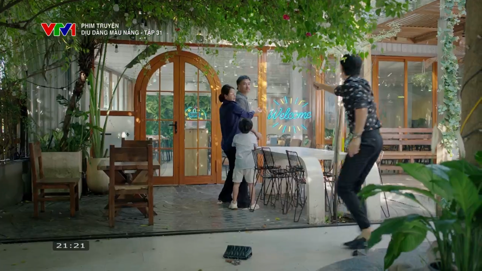 Clip sốc: Mỹ nam Vbiz bị đồng nghiệp đạp thẳng vào mặt, người trong cuộc nói 1 câu chấn động- Ảnh 3.