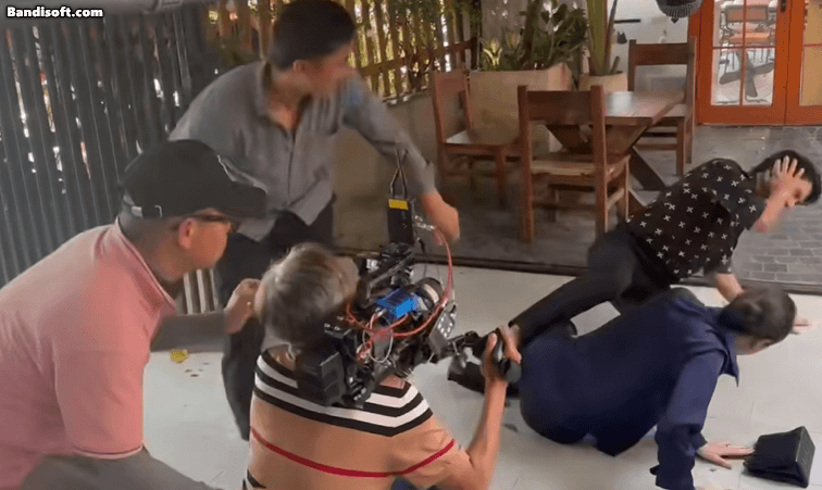 Clip sốc: Mỹ nam Vbiz bị đồng nghiệp đạp thẳng vào mặt, người trong cuộc nói 1 câu chấn động- Ảnh 6.