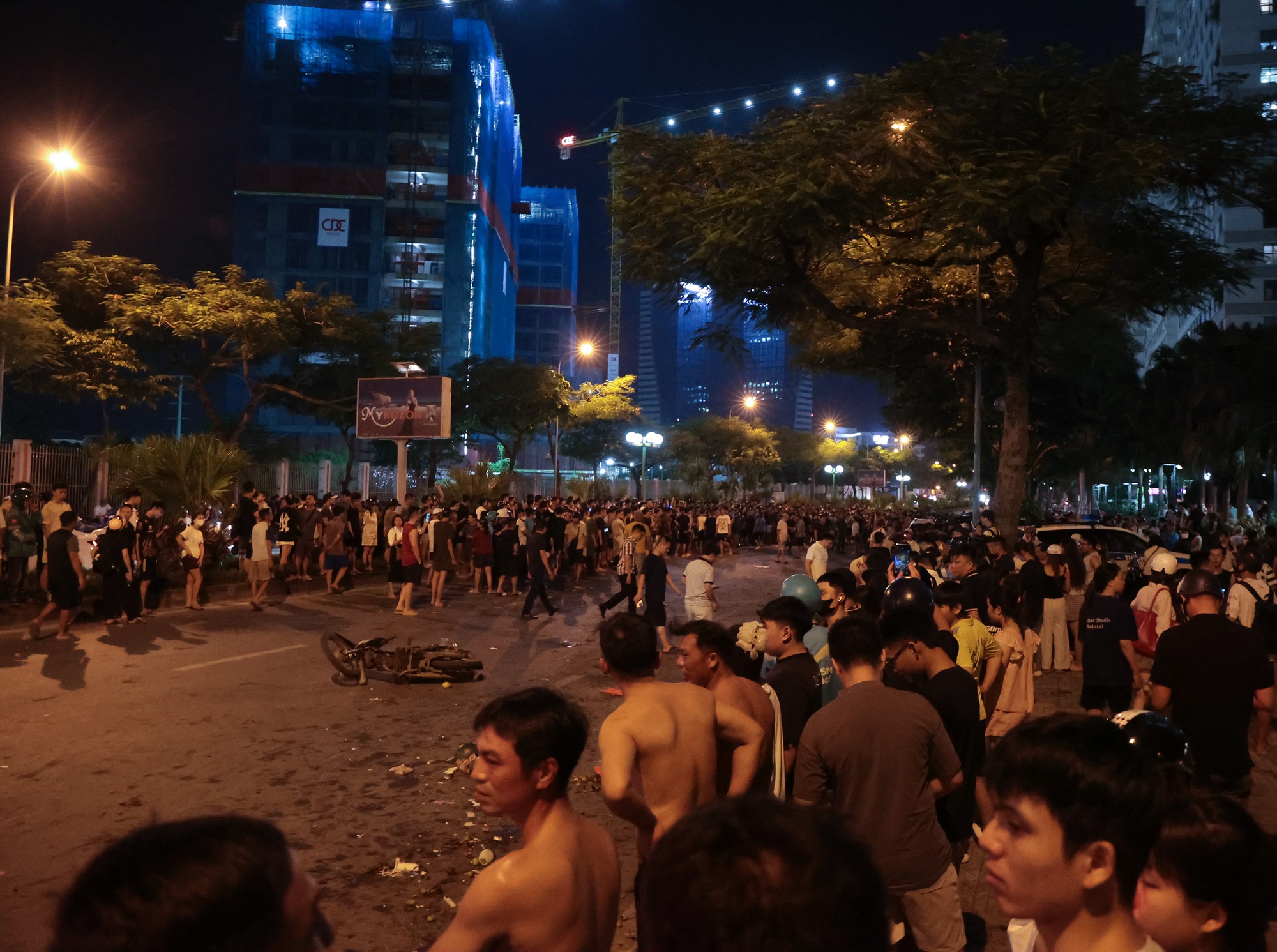 Cảnh tượng xé lòng: Người vợ trẻ ngã quỵ bên thi thể chồng sau vụ ô tô tông liên hoàn ở Hà Nội- Ảnh 1.