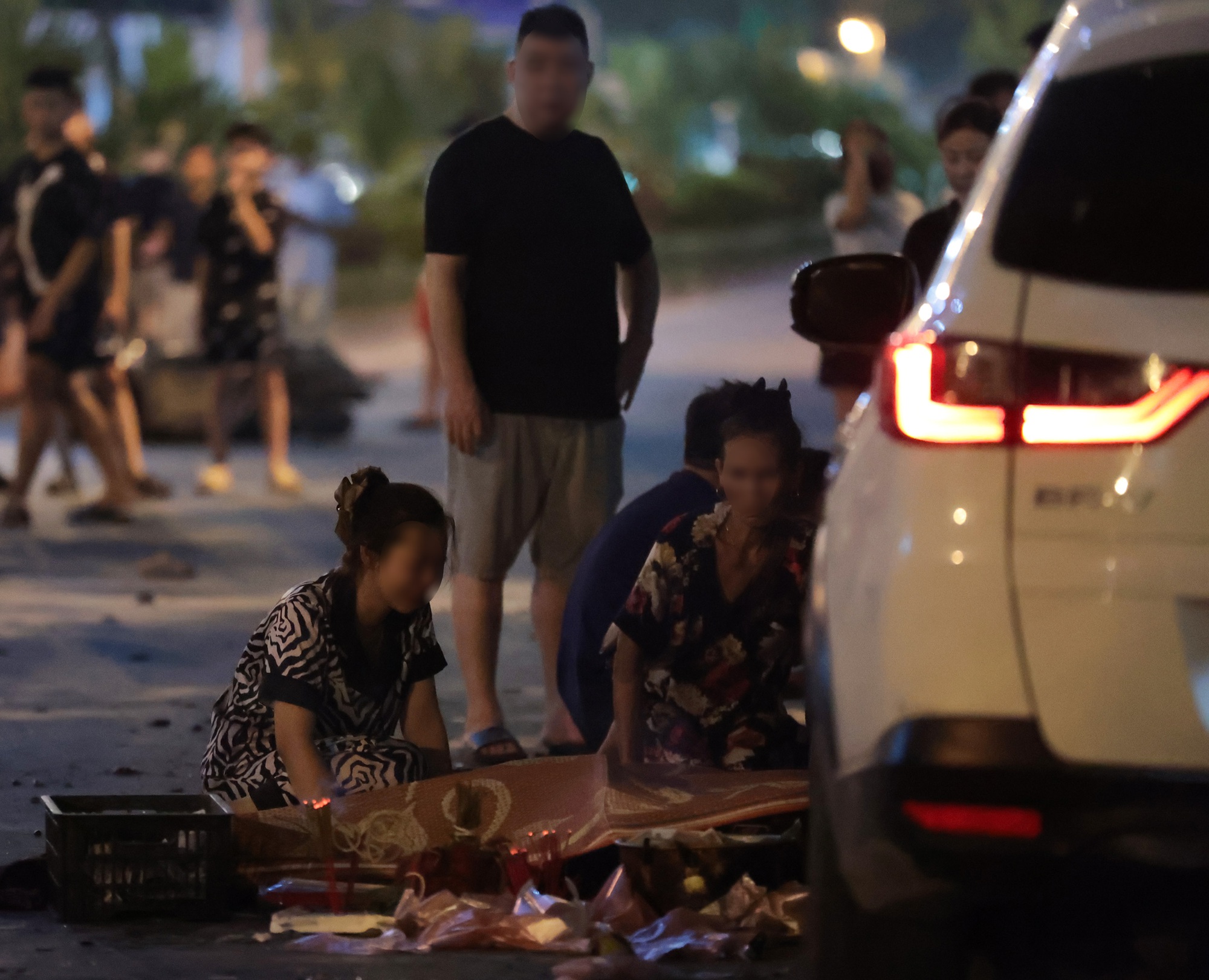 Cảnh tượng xé lòng: Người vợ trẻ ngã quỵ bên thi thể chồng sau vụ ô tô tông liên hoàn ở Hà Nội- Ảnh 4.