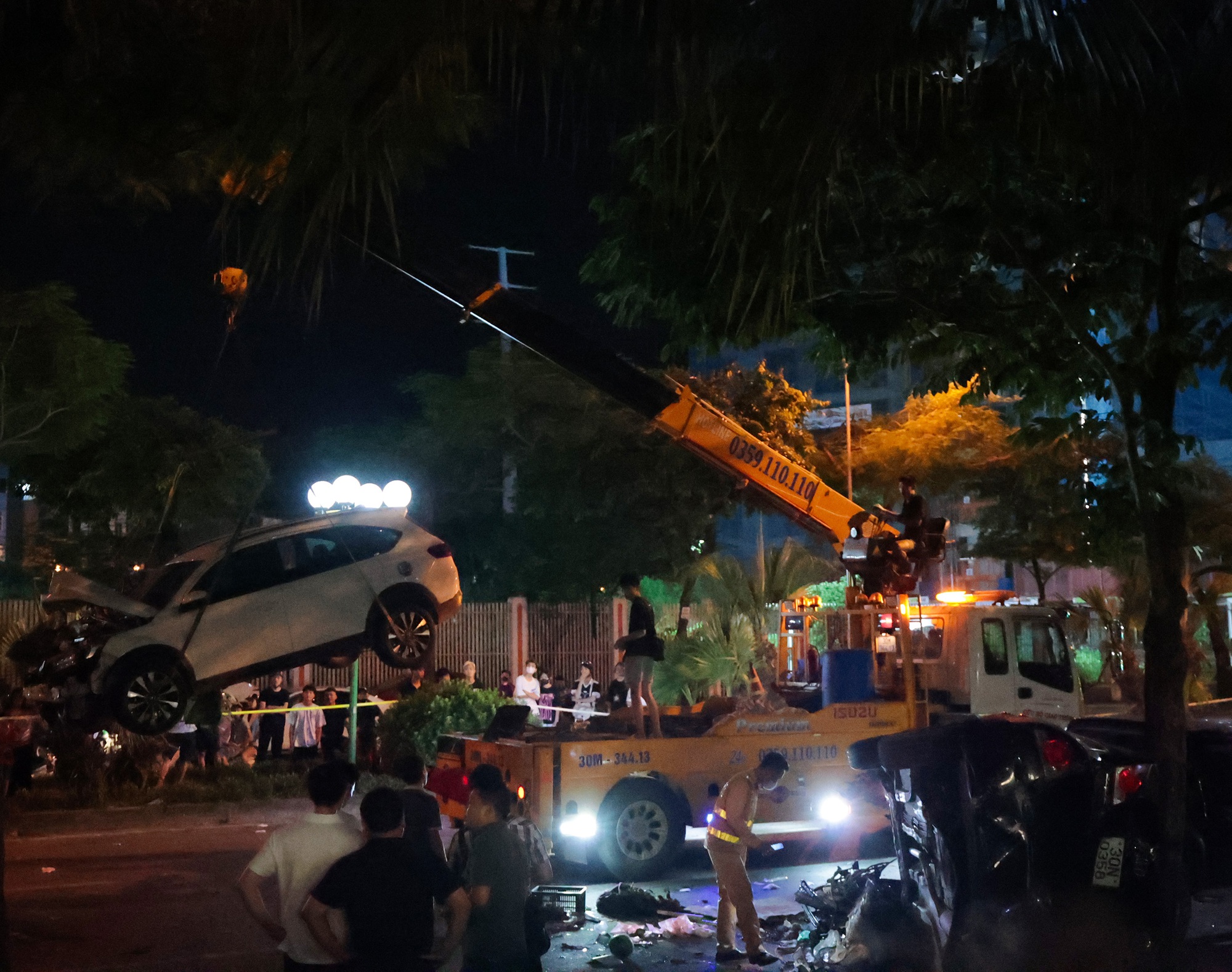 Cảnh tượng xé lòng: Người vợ trẻ ngã quỵ bên thi thể chồng sau vụ ô tô tông liên hoàn ở Hà Nội- Ảnh 5.