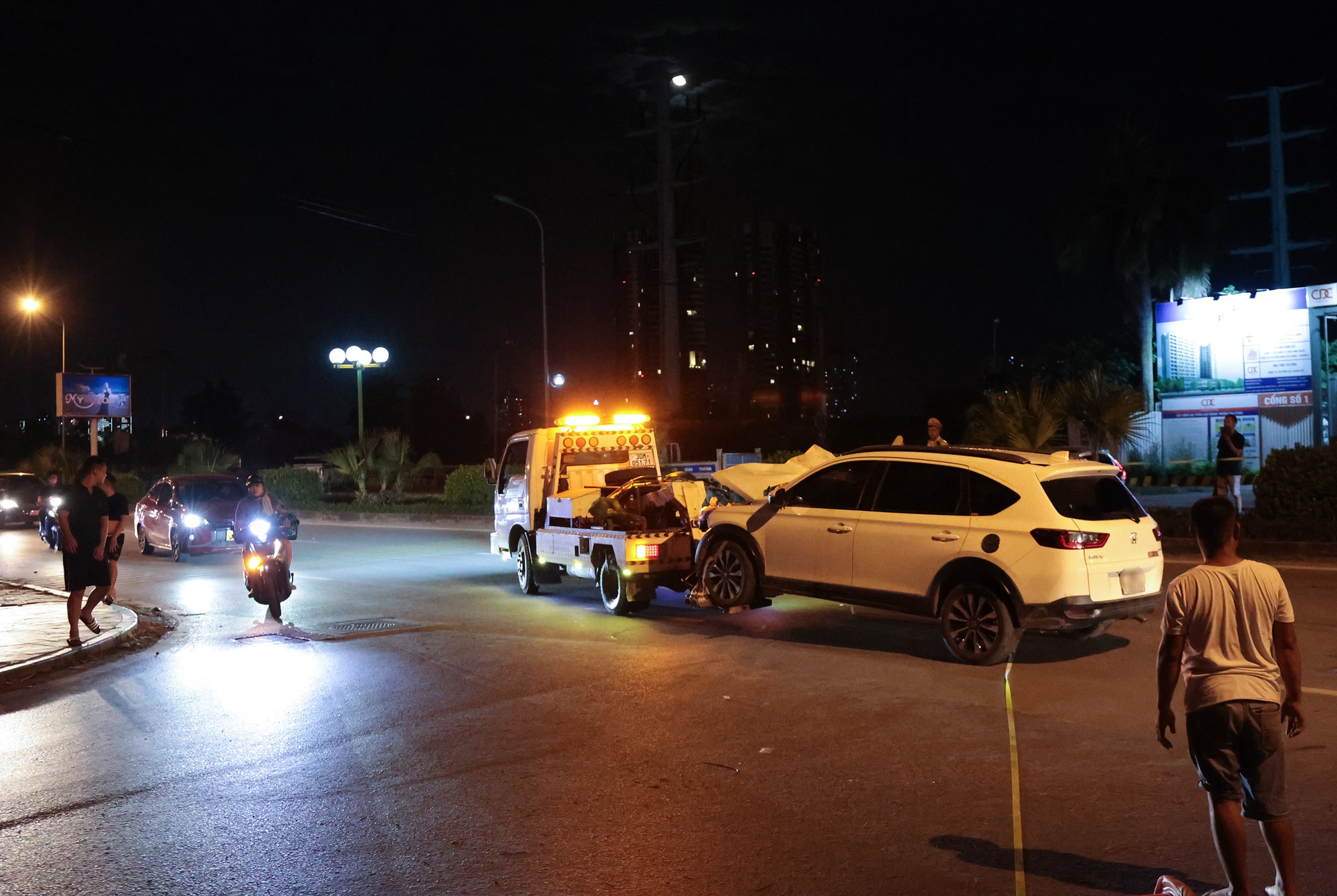 Cảnh tượng xé lòng: Người vợ trẻ ngã quỵ bên thi thể chồng sau vụ ô tô tông liên hoàn ở Hà Nội- Ảnh 6.