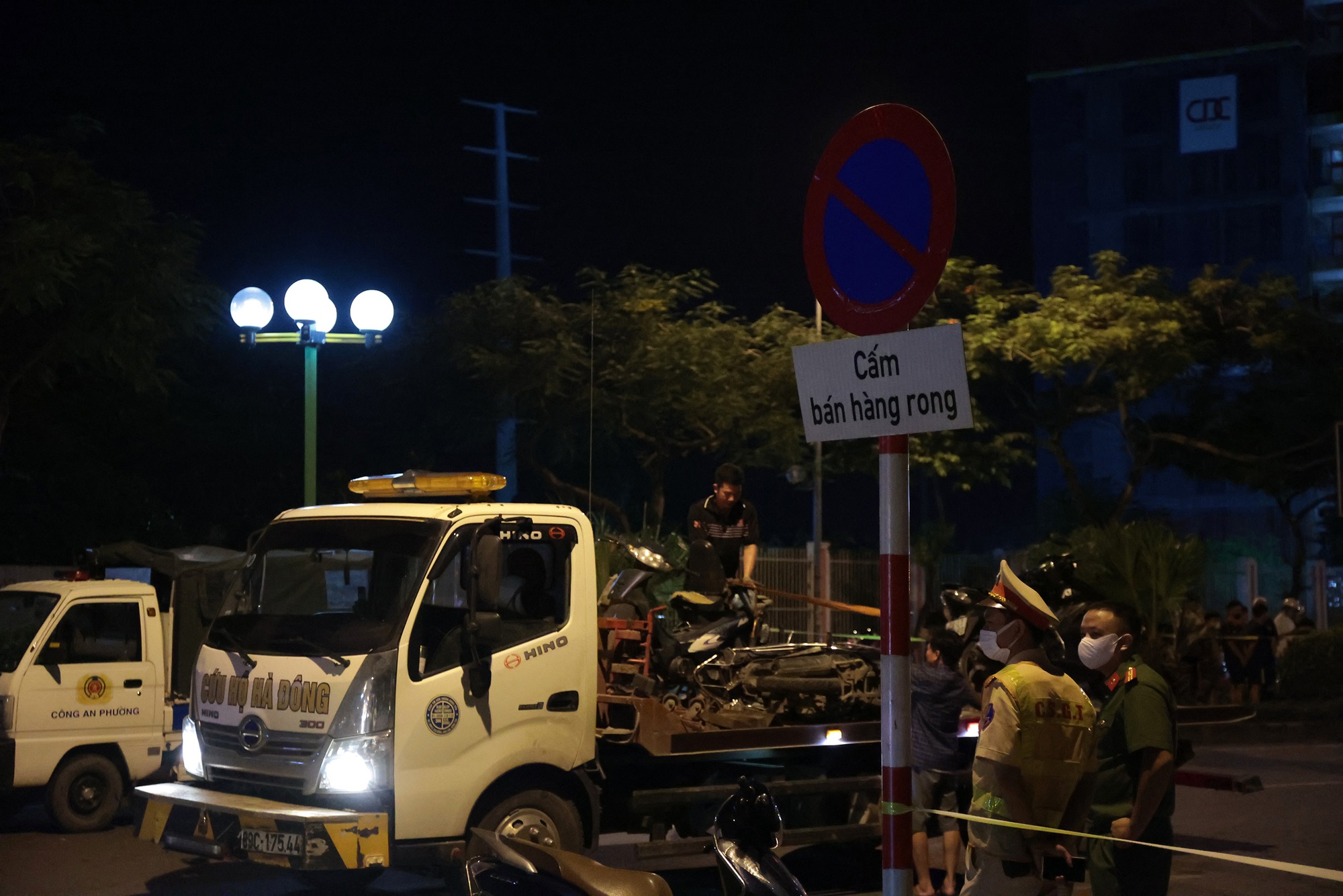 Cảnh tượng xé lòng: Người vợ trẻ ngã quỵ bên thi thể chồng sau vụ ô tô tông liên hoàn ở Hà Nội- Ảnh 8.