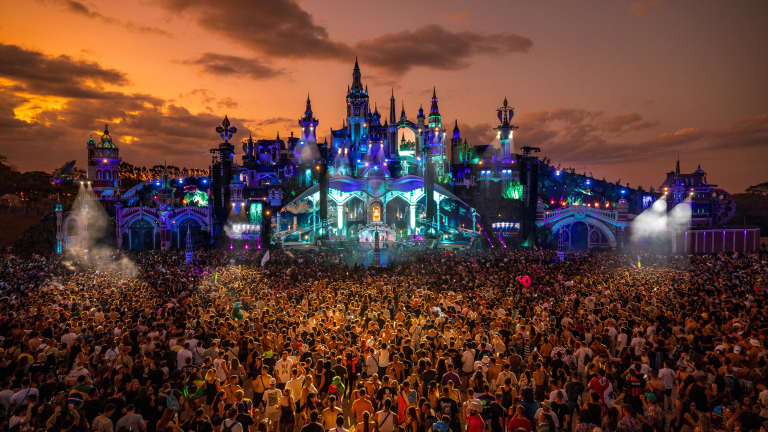 17-1752725990-tomorrowland-gap-su-co-chay-lon-san-khau-bi-lua-thieu-rui-hoan-toan-hon-100-nghin-fan-lao-dao.jpeg