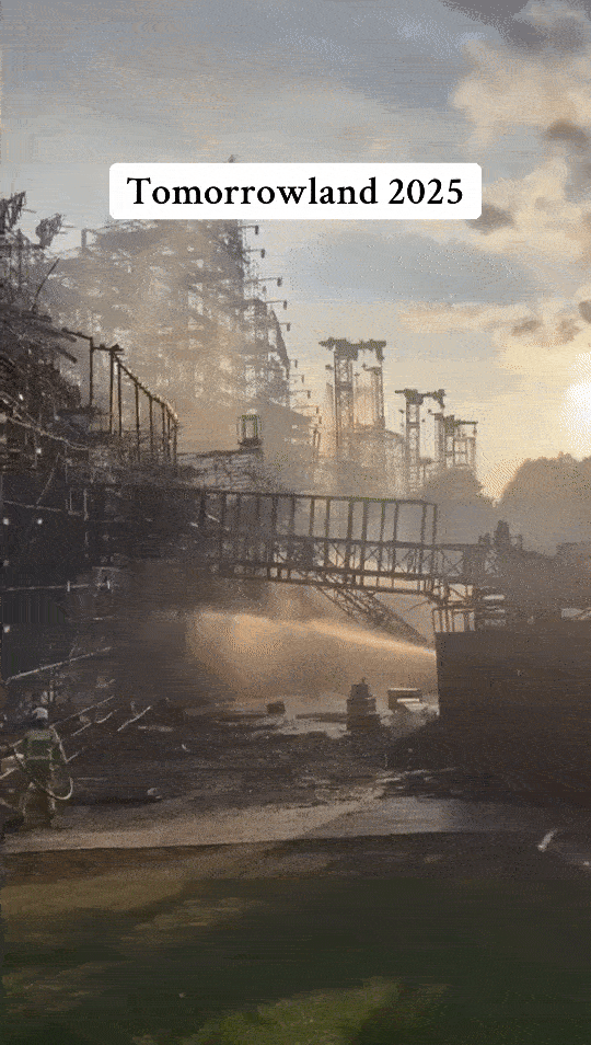17-1752725990-tomorrowland-gap-su-co-chay-lon-san-khau-bi-lua-thieu-rui-hoan-toan-hon-100-nghin-fan-lao-dao.gif