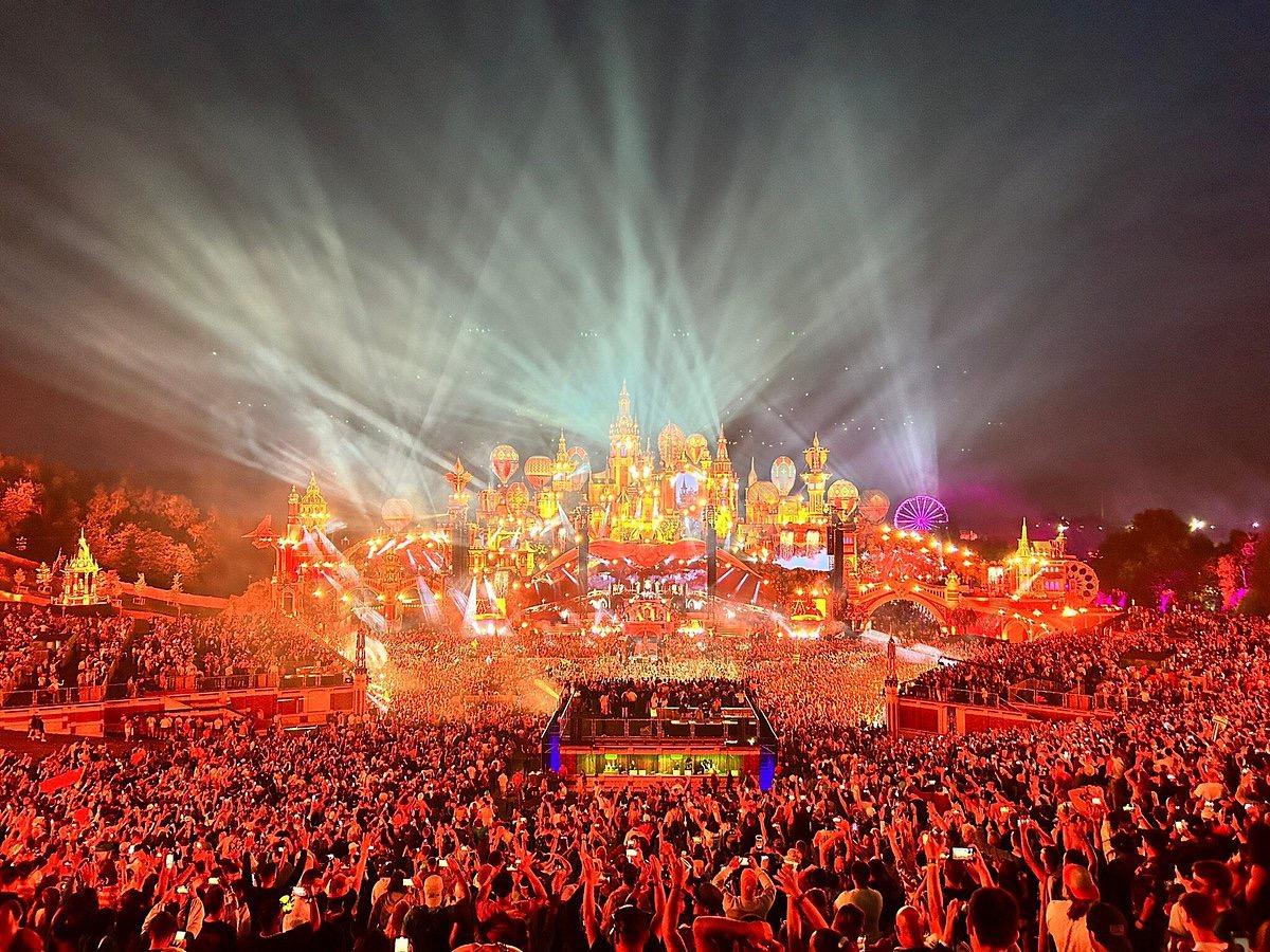 17-1752725990-tomorrowland-gap-su-co-chay-lon-san-khau-bi-lua-thieu-rui-hoan-toan-hon-100-nghin-fan-lao-dao.jpg