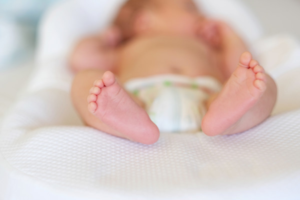 Bé trai 6 tuổi ở Pháp tự ý vào phòng bệnh, ném bé gái sơ sinh xuống đất tử vong vì “tưởng là búp bê”- Ảnh 1.