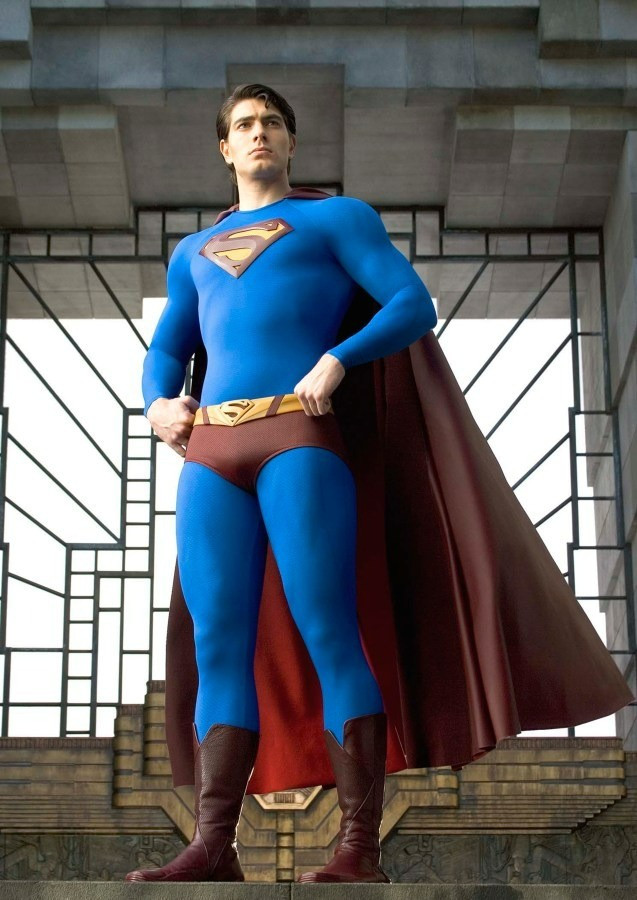17-1752737923-90-nam-cai-nhau-viec-superman-mac-quan-lot-do-ben-ngoai.jpg