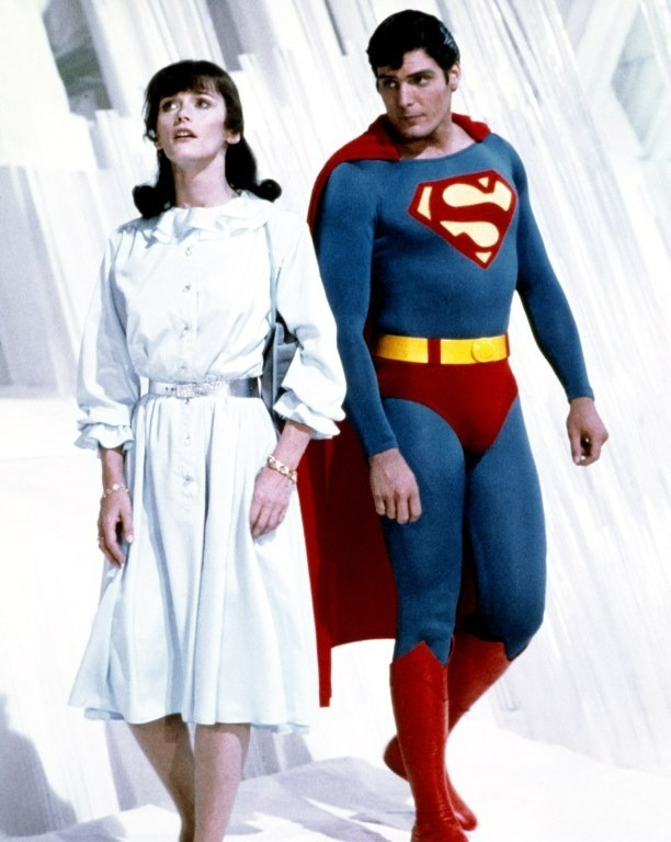 17-1752737923-90-nam-cai-nhau-viec-superman-mac-quan-lot-do-ben-ngoai.jpg