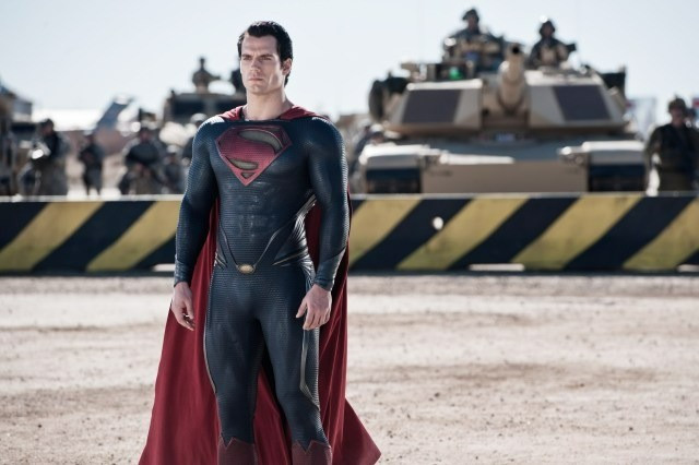 17-1752737923-90-nam-cai-nhau-viec-superman-mac-quan-lot-do-ben-ngoai.jpg