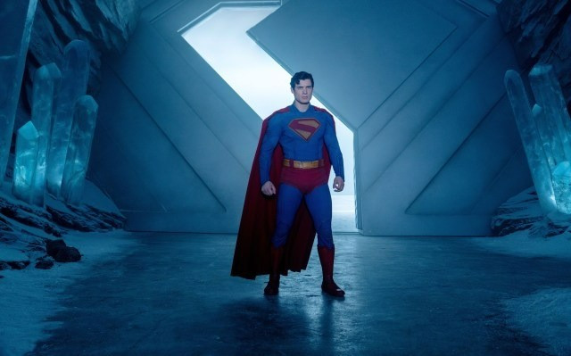 17-1752737924-90-nam-cai-nhau-viec-superman-mac-quan-lot-do-ben-ngoai.jpg