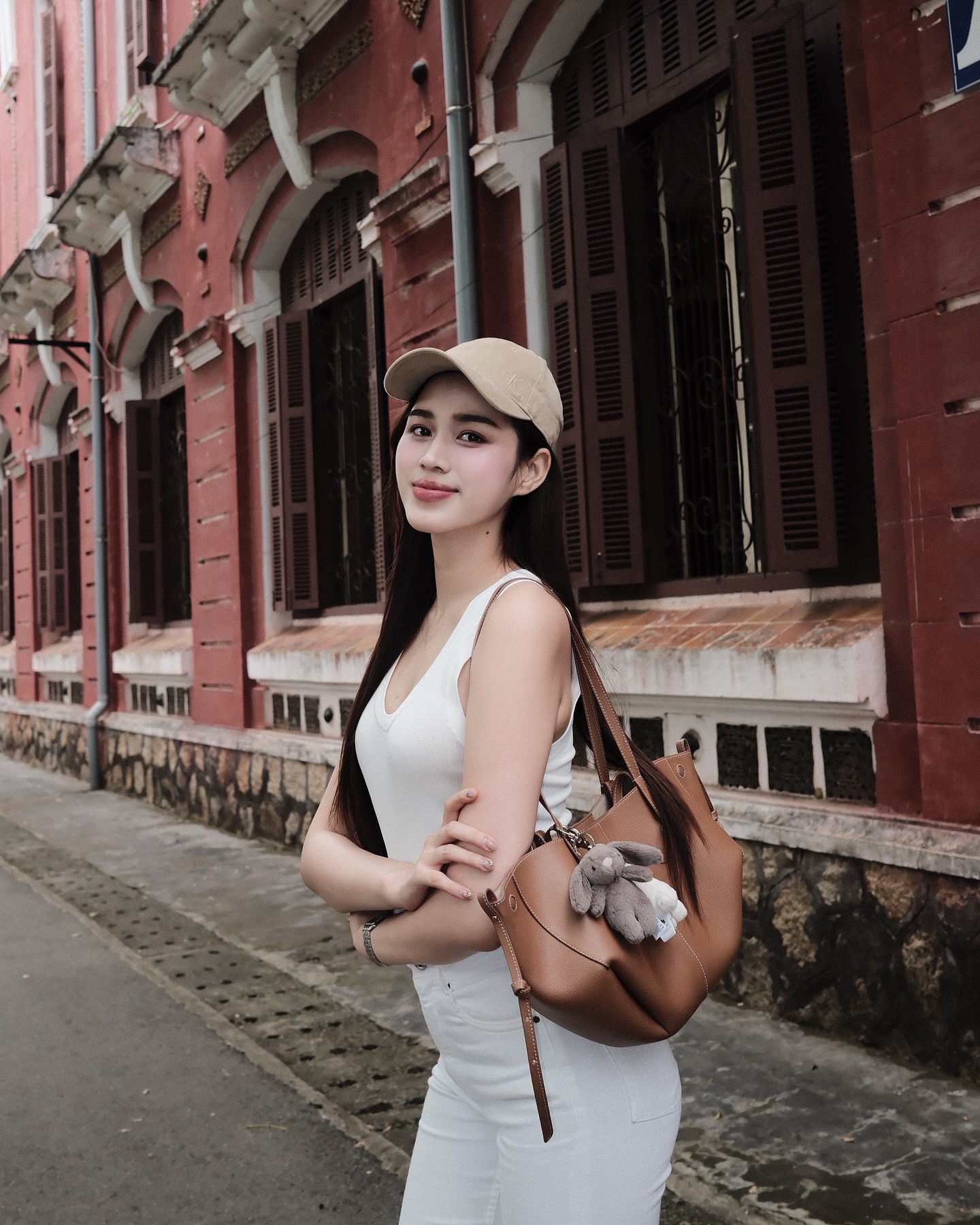 Bắt gặp bạn trai thiếu gia Hoa hậu Đỗ Hà hộ tống mẹ vợ tương lai, có 1 hành động nhằm né sự chú ý- Ảnh 5.