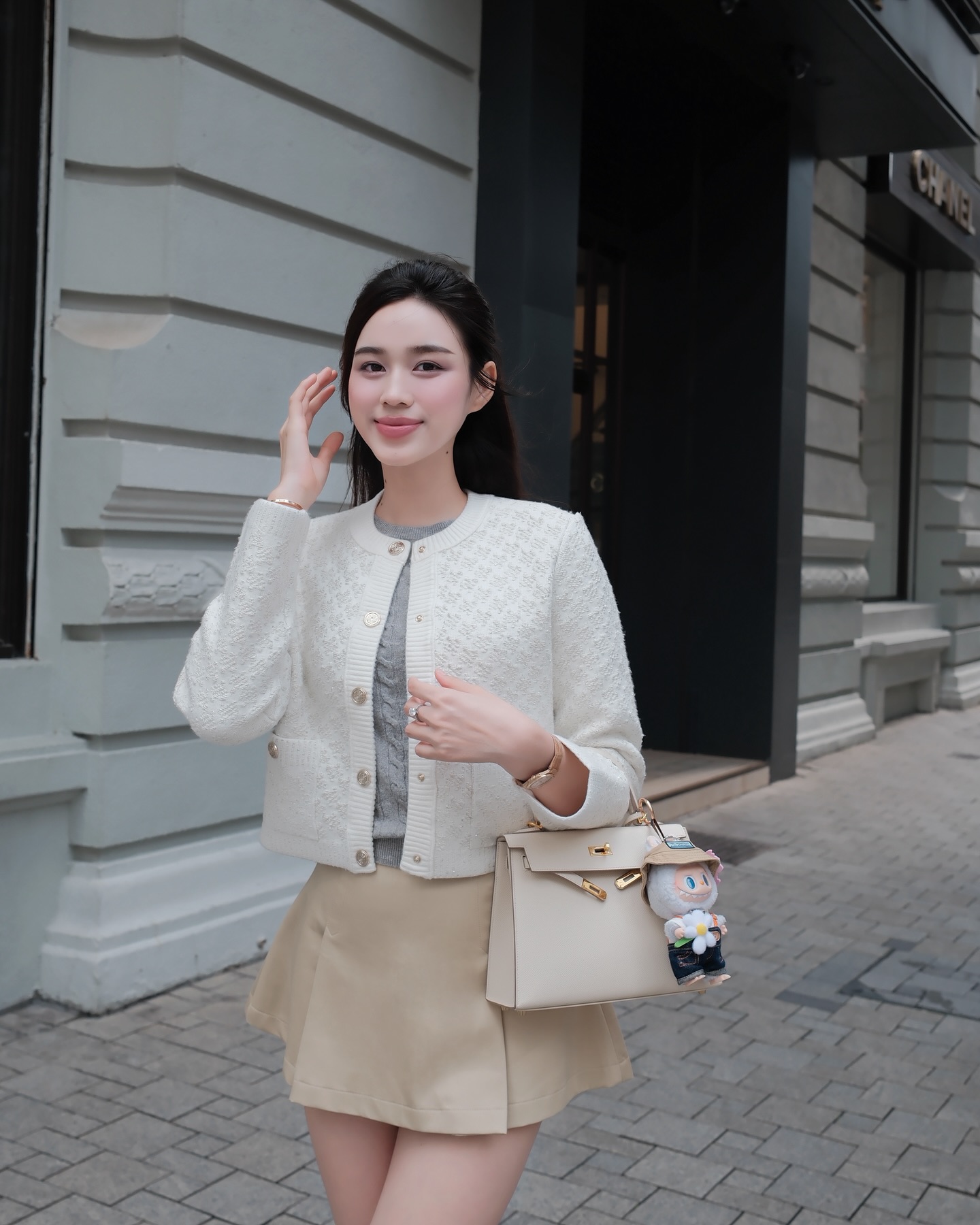 Bắt gặp bạn trai thiếu gia Hoa hậu Đỗ Hà hộ tống mẹ vợ tương lai, có 1 hành động nhằm né sự chú ý- Ảnh 6.