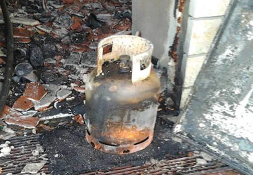 Tại hiện trường, các điều tra viên tìm thấy 1 bình gas đã cháy hết đặt dưới chân cầu thang, xung quanh mùi xăng vẫn bốc lên nồng nặc. Kết quả giám định cho thấy, vụ cháy bắt nguồn từ xăng nên chắc chắn đây là vụ phóng hỏa với ý đồ giết người hết sức nghiêm trọng. Các trinh sát tỏa đi nhiều hướng, tuy nhiên thời điểm vụ cháy xảy ra người dân trong thôn đã đi ngủ hết nên không có ai chứng kiến. (Ảnh minh họa, nguồn internet)