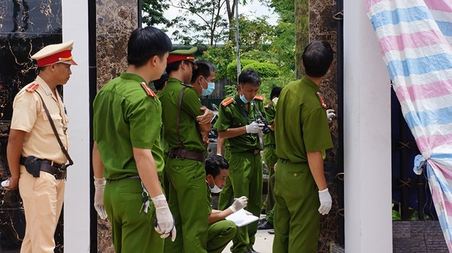 Lực lượng điều tra phát hiện, gia đình anh K. đang sửa nhà nên có nối 1 ống nước dài, nhưng thời điểm cháy, đường ống nước bằng nhựa dẻo đã bị ai đó cắt làm 3 phần. Dữ liệu trên đã khiến Ban chuyên án đưa ra nhận định, hung thủ gây án phải có mâu thuẫn rất lớn với nạn nhân, chưa kể kẻ đó thông thạo địa hình, nắm bắt được quy luật sinh hoạt của gia đình anh K. Lý do duy nhất dẫn đến vụ án là xuất phát từ những mâu thuẫn nào đó rất lớn. (Ảnh minh họa, nguồn internet)