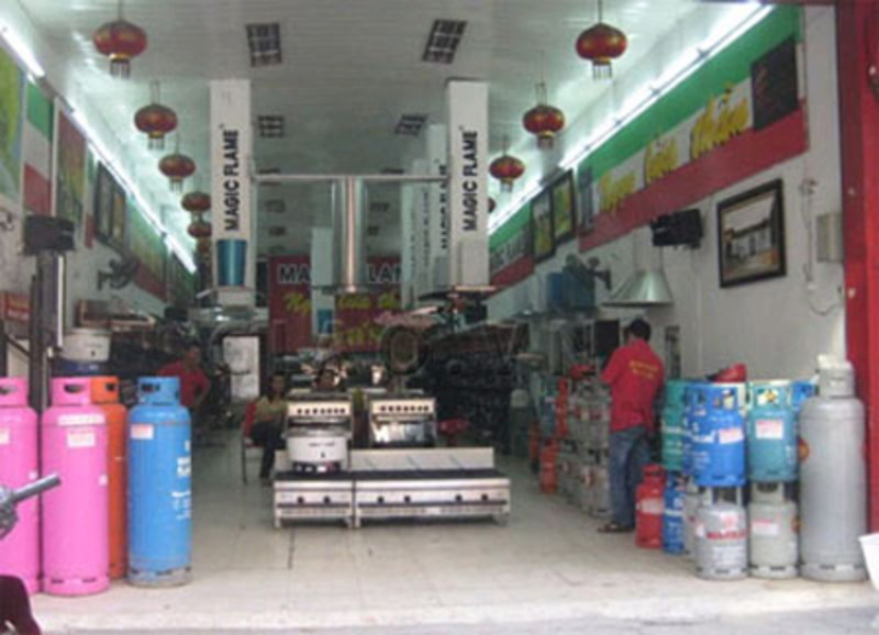 Tại một cửa hàng gas, các trinh sát được người chủ cho biết, trước đó có một người đàn ông lạ mặt đi xe đạp đến mua bình gas loại hơn 13 kg. Theo chủ cửa hàng gas, người này chưa từng đến mua hàng ở đây. Sau khi sàng lọc những người đàn ông trên địa bàn hay đi xe đạp, cuối cùng các trinh sát cũng phát hiện ra đối tượng có tên là Nguyễn Văn Tám (SN 1975). (Ảnh minh họa, nguồn internet)