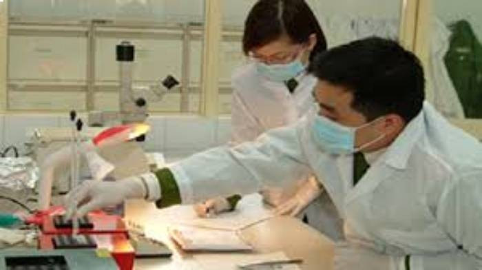Tám sống ngay đối diện nhà anh K. và là họ hàng với nạn nhân. Vào thời điểm vụ cháy xảy ra, Tám cũng tham gia dập lửa, thái độ hết sức bình tĩnh, sốt sắng. Tiến hành xác minh gấp, công an phát hiện tại khu vực chăn nuôi nhà Tám có một vết hình tròn hằn dưới đất. Khi so sánh thấy trùng khớp với đít bình gas được tìm thấy tại hiện trường. Ở phần giá đèo hàng phía sau chiếc xe đạp mà Tám hay sử dụng, công an thấy có vết sơn màu xanh còn dính lại. Kết quả giám định cho thấy vết sơn này cùng loại với sơn ở vỏ bình gas trong vụ cháy. (Ảnh minh họa, nguồn internet)